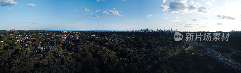 多伦多的Don Valley Parkway (DVP)，背景是多伦多市中心